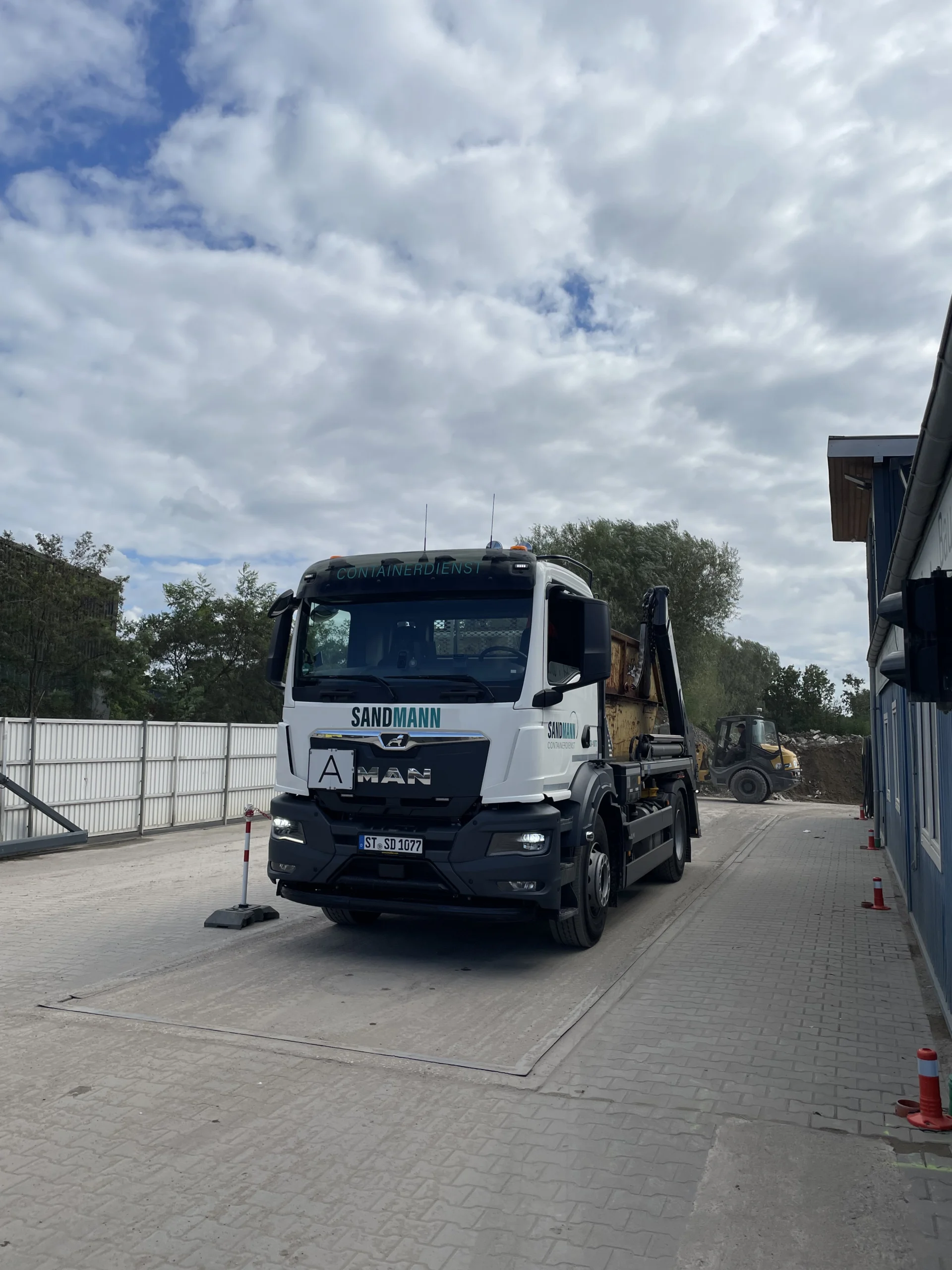 Entrümplungen & Haushaltsauflösungen – LKW auf Waage